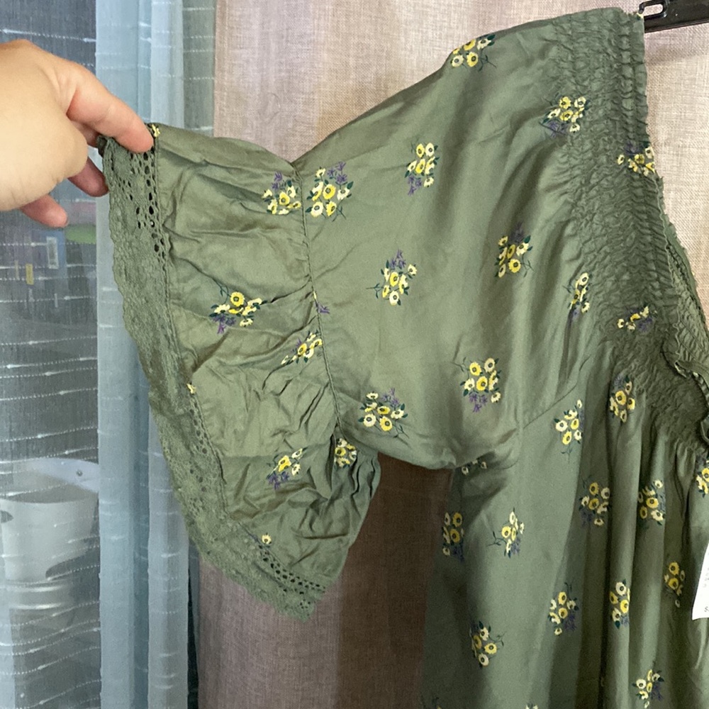 Flowy off the shoulder top. - Picture 3 of 4